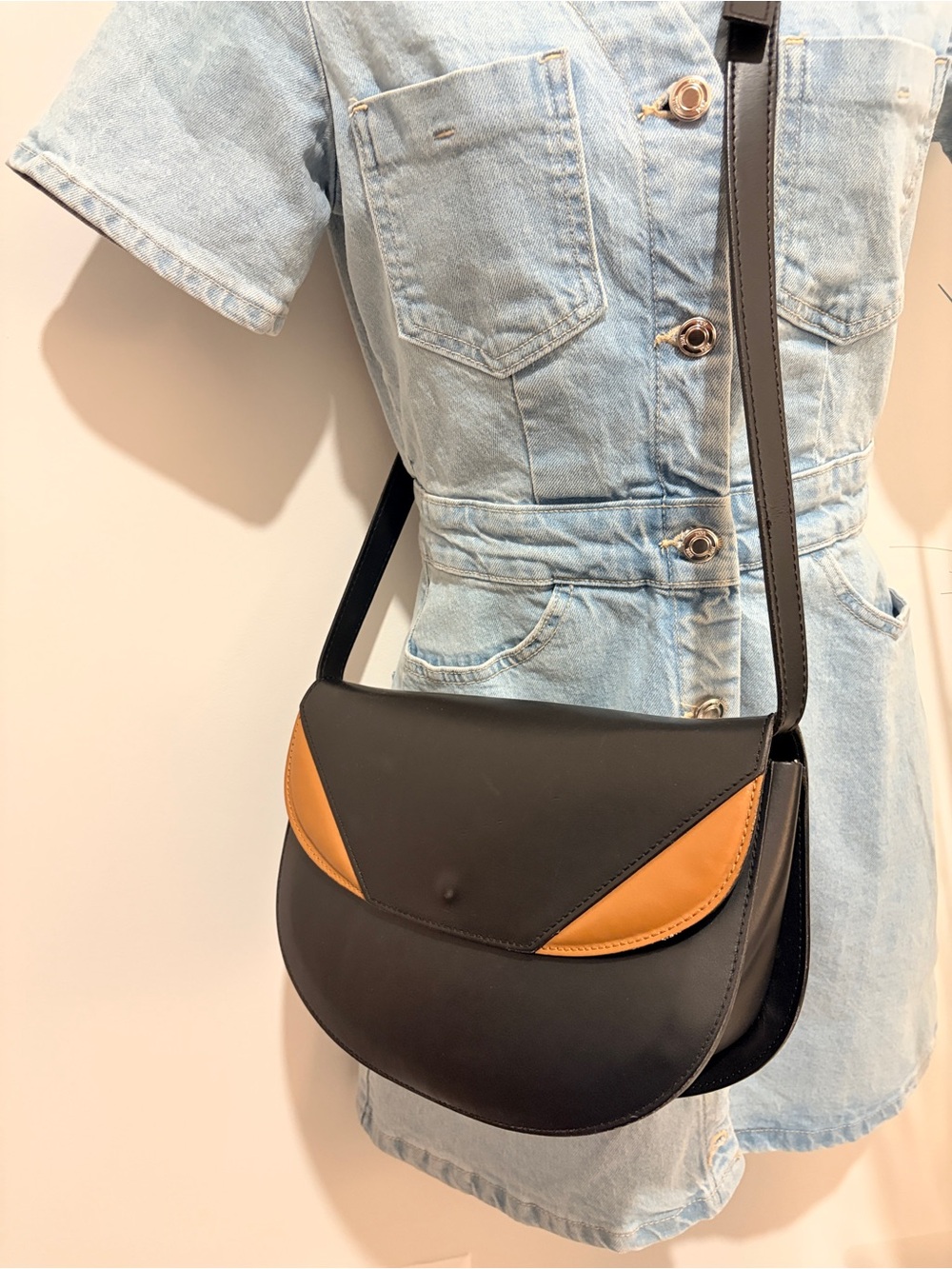 Italian Leather Crossbody Bag | Excellent Condition! (Retail $295)